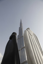 Dubai, statue near B